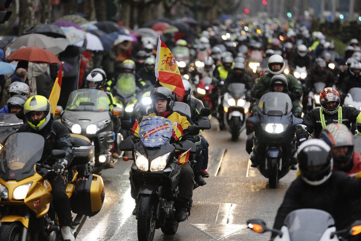 Moteros durante el desfile. Miles de moteros participan en el tradicional desfile de banderas de la concentración motera invernal Pingüiinos en Valladolid