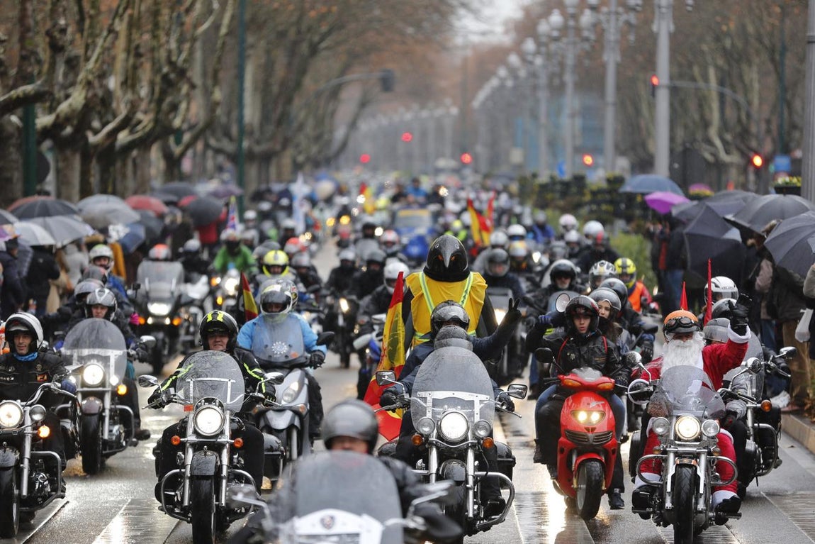 Desfile de banderas. Miles de moteros participan en el tradicional desfile de banderas de la concentración motera invernal Pingüinos en Valladolid