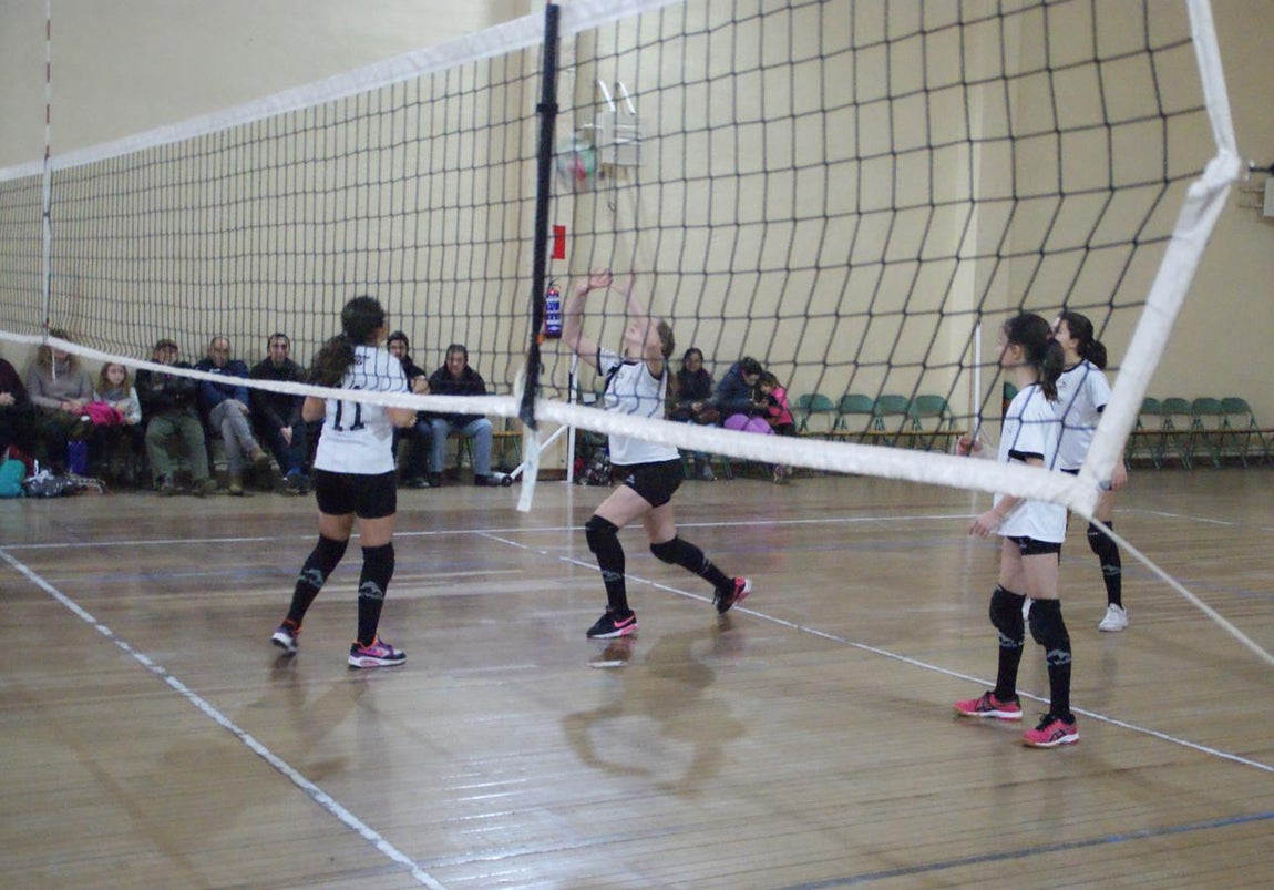 Las mejores imágenes del partido de voleibol alevín mixto entre Rafaela Ybarra y La Salle San Rafael
