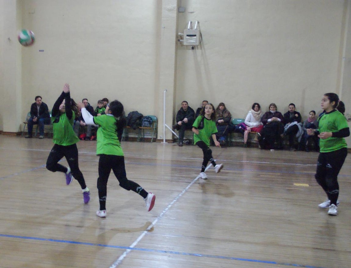 Las mejores imágenes del partido de voleibol alevín mixto entre Rafaela Ybarra y La Salle San Rafael