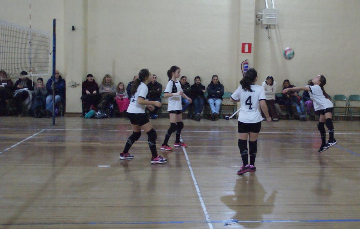 Las mejores imágenes del partido de voleibol alevín mixto entre Rafaela Ybarra y La Salle San Rafael