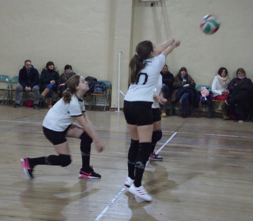 Las mejores imágenes del partido de voleibol alevín mixto entre Rafaela Ybarra y La Salle San Rafael