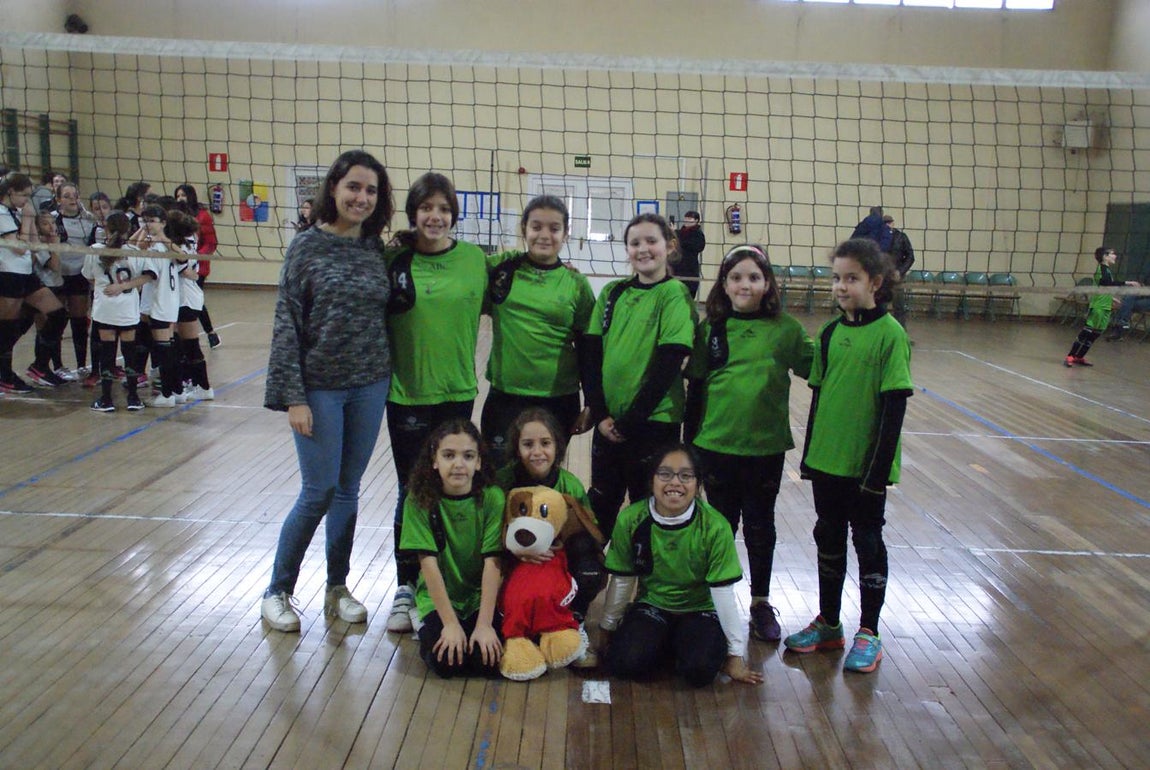 Las mejores imágenes del partido de voleibol alevín mixto entre Rafaela Ybarra y La Salle San Rafael