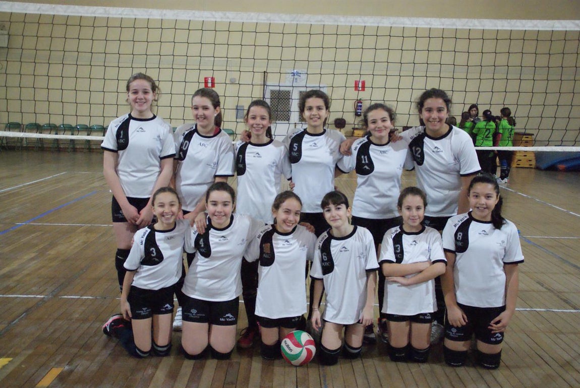 Las mejores imágenes del partido de voleibol alevín mixto entre Rafaela Ybarra y La Salle San Rafael