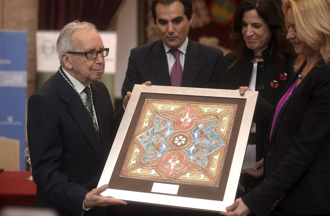 El escritor, con el VI Premio de las Letras Andaluzas Elio Antonio de Nebrija en 2015. 