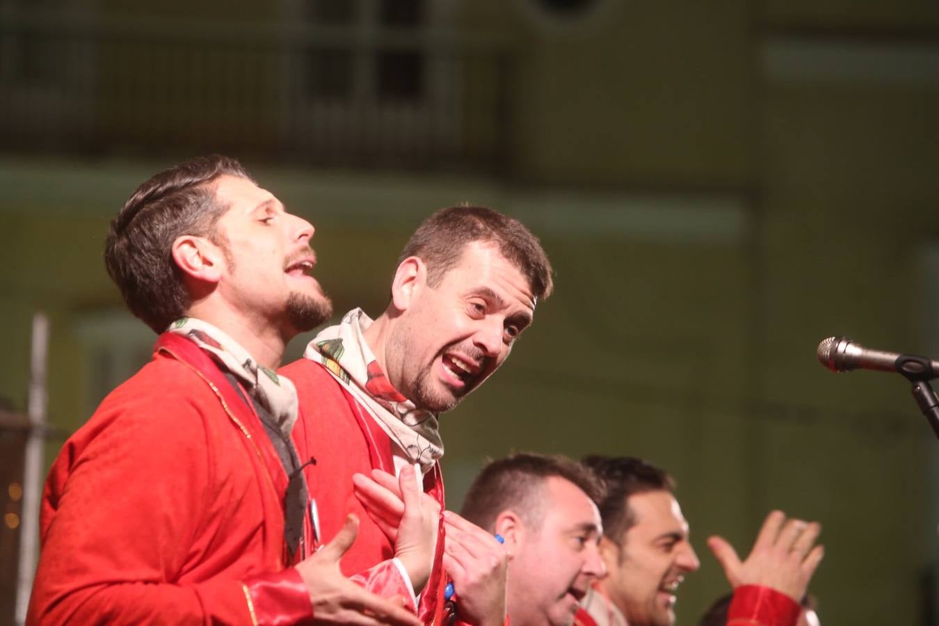 FOTOS: El mal tiempo en Cádiz no enfrió la Pestiñada de Carnaval