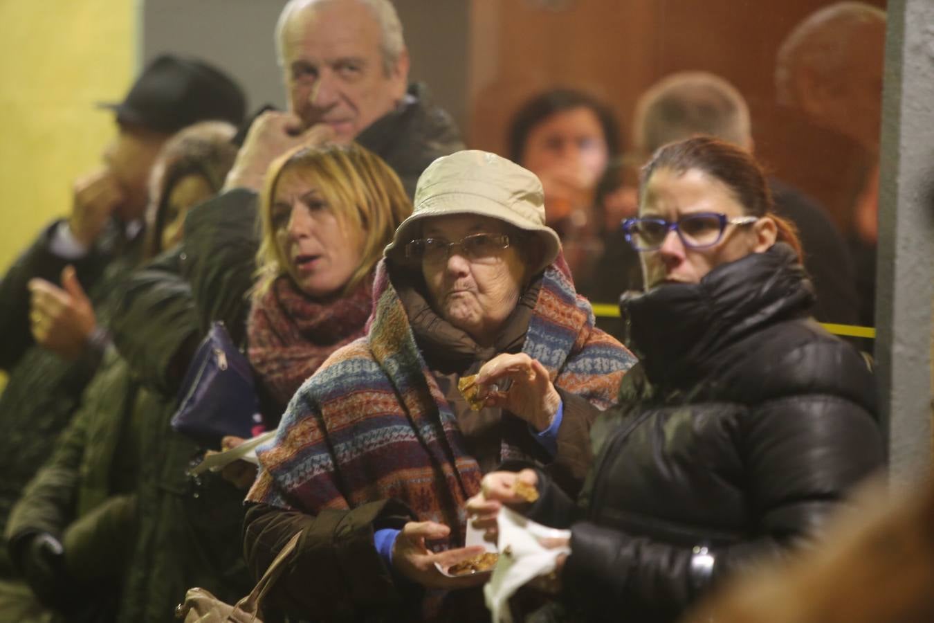 FOTOS: El mal tiempo en Cádiz no enfrió la Pestiñada de Carnaval