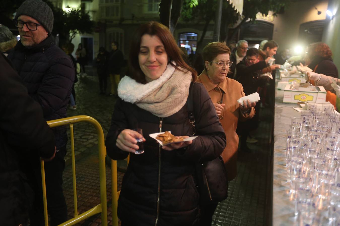 FOTOS: El mal tiempo en Cádiz no enfrió la Pestiñada de Carnaval