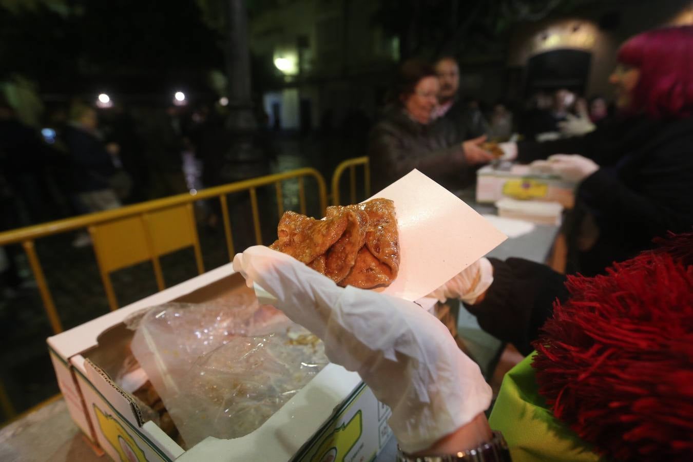 FOTOS: El mal tiempo en Cádiz no enfrió la Pestiñada de Carnaval