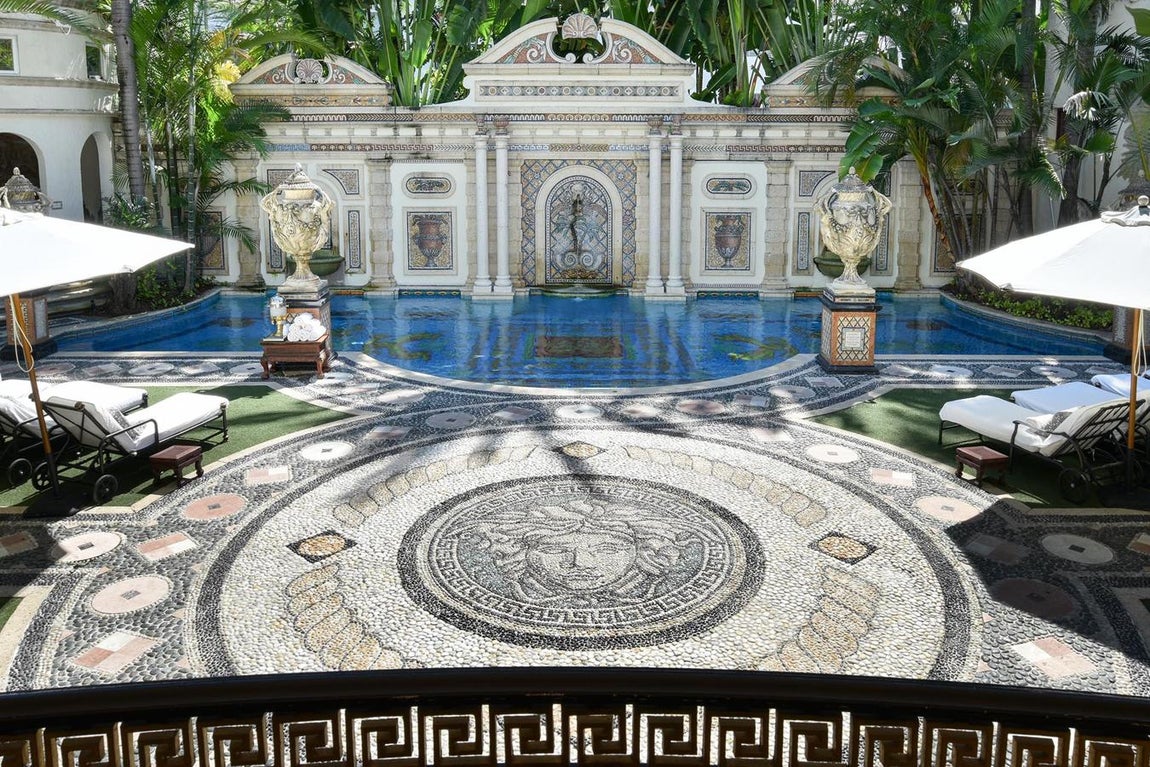 Cabeza de medusa. El diseñador se gastó más del triple de lo que le costó la propiedad en construr una villa a su gusto. En el jardín vigila la icónica cabeza de medusa que acabó convirtiéndose en su sello personal