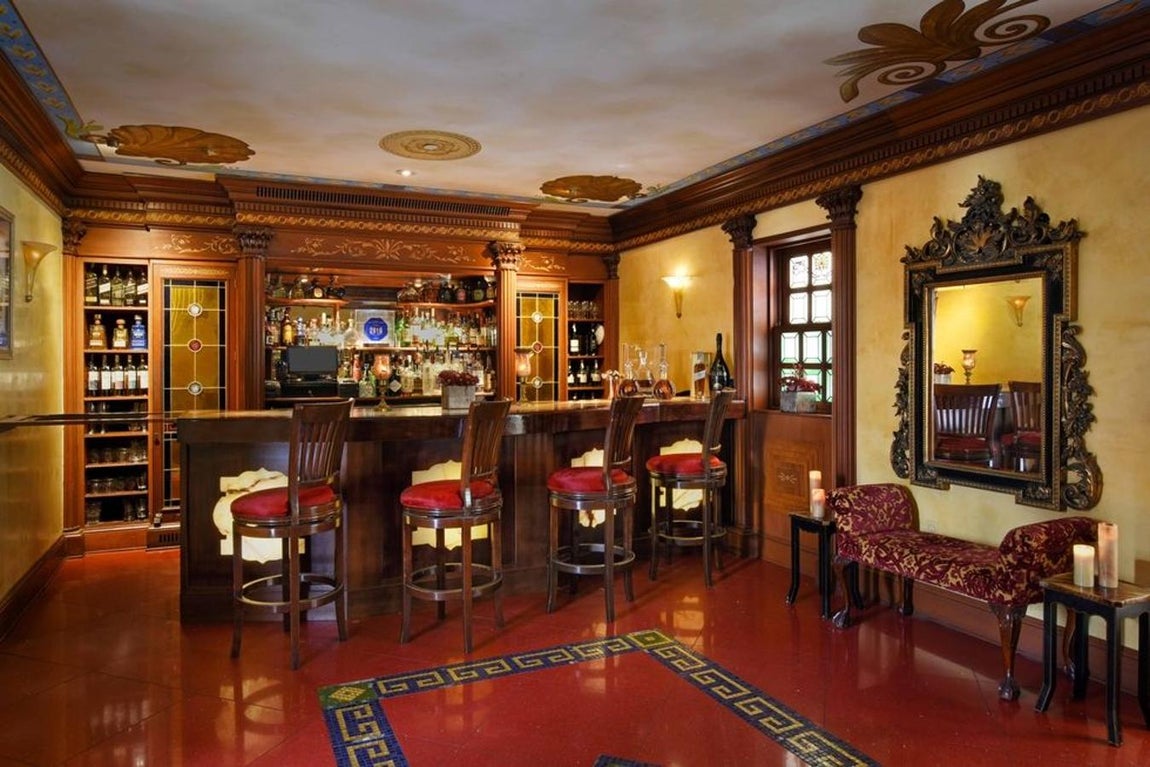 Barra. Además de servicios de bienestar, la Villa Casa Casuarina tiene servicios de cafetería y restauración. El personal del hotel está a disposición del cliente las 24 horas