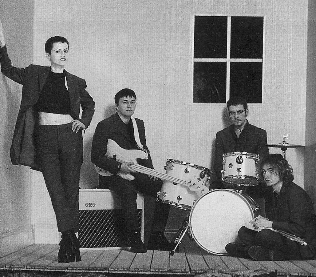 La vida de Dolores O'Riordan, vocalista de «The Cranberries», en imágenes. O`Riordan se incorporó a «The Cranberry saw us» (que pasaría a llamarse «The Cranberries») a principios de los años 90. «The Cranberries» lo formaban Noel Hogan (guitarra), su hermano Mike Hogan (bajo), Fergal Lawler (batería) y su la misma O `Riordan como vocalista.