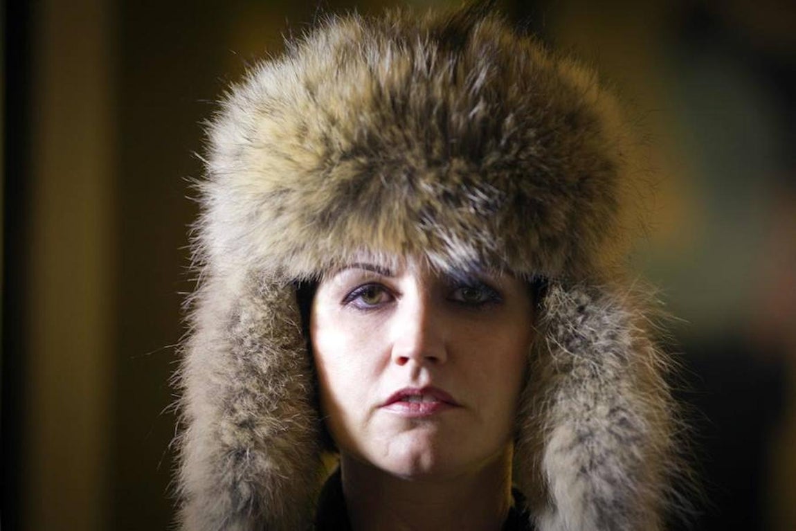 La vida de Dolores O'Riordan, vocalista de «The Cranberries», en imágenes. Tras los éxitos de sus discos «Wake up and Smell the Coffee» (2001) y de su recopilatorio «Stars - The Best of 1992- 2002», album que tuvo mejor acogida que el anterior con 3,1 millones de copias. A partir de 2004, O `Riordan optó por iniciar una breve carrera en solitario con los discos «Are you listening?» (2007) y  «No Baggage» (2009). Como curiosidad cantó «LInger» en la película Click (2006).