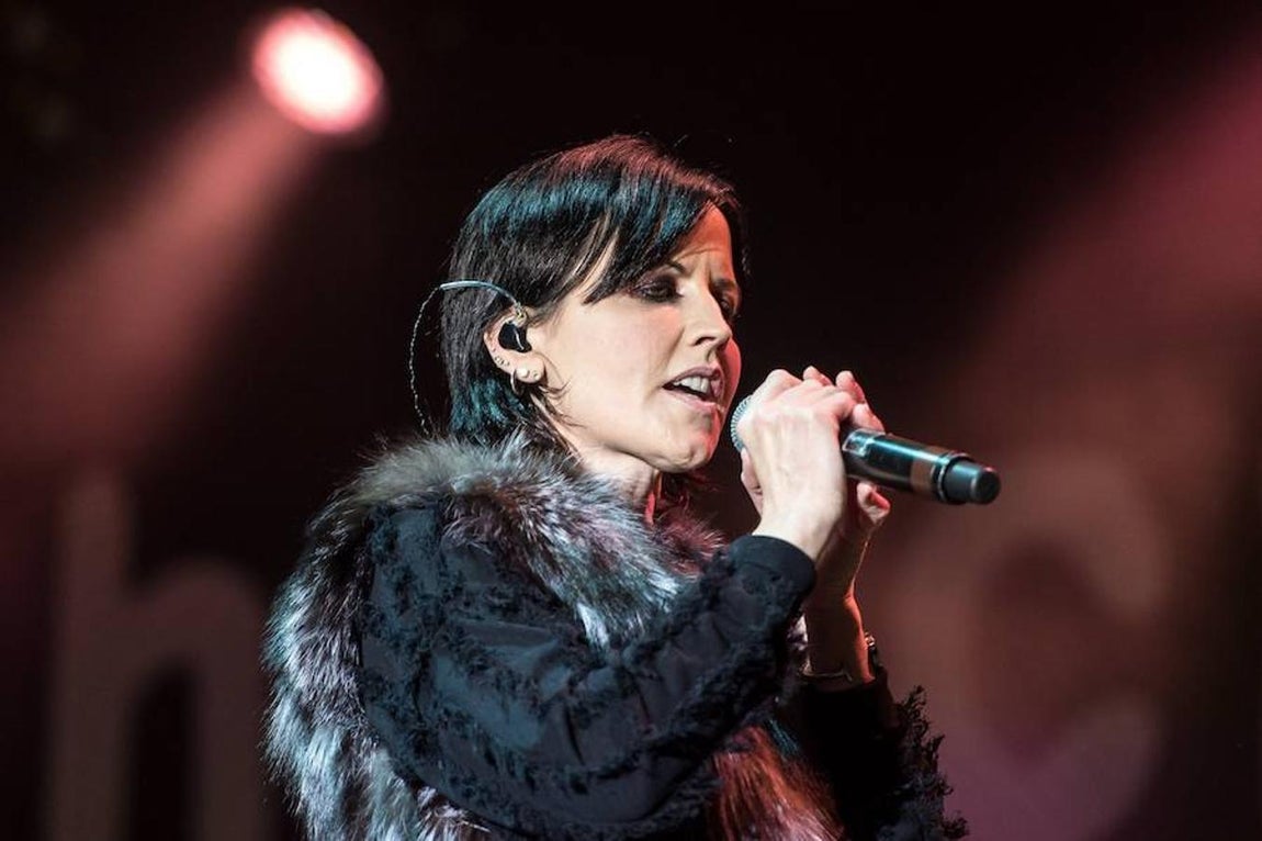 La vida de Dolores O'Riordan, vocalista de «The Cranberries», en imágenes. Imagen de una de sus últimas actuaciones en el reunficado «The Cranberries» de Dolores O'Riordan, en Breslavia, Polonia, el 1 de mayo de 2017. Unos problemas de espalda de la vocalista obligarían a suspender algunos conciertos de su gira europea.