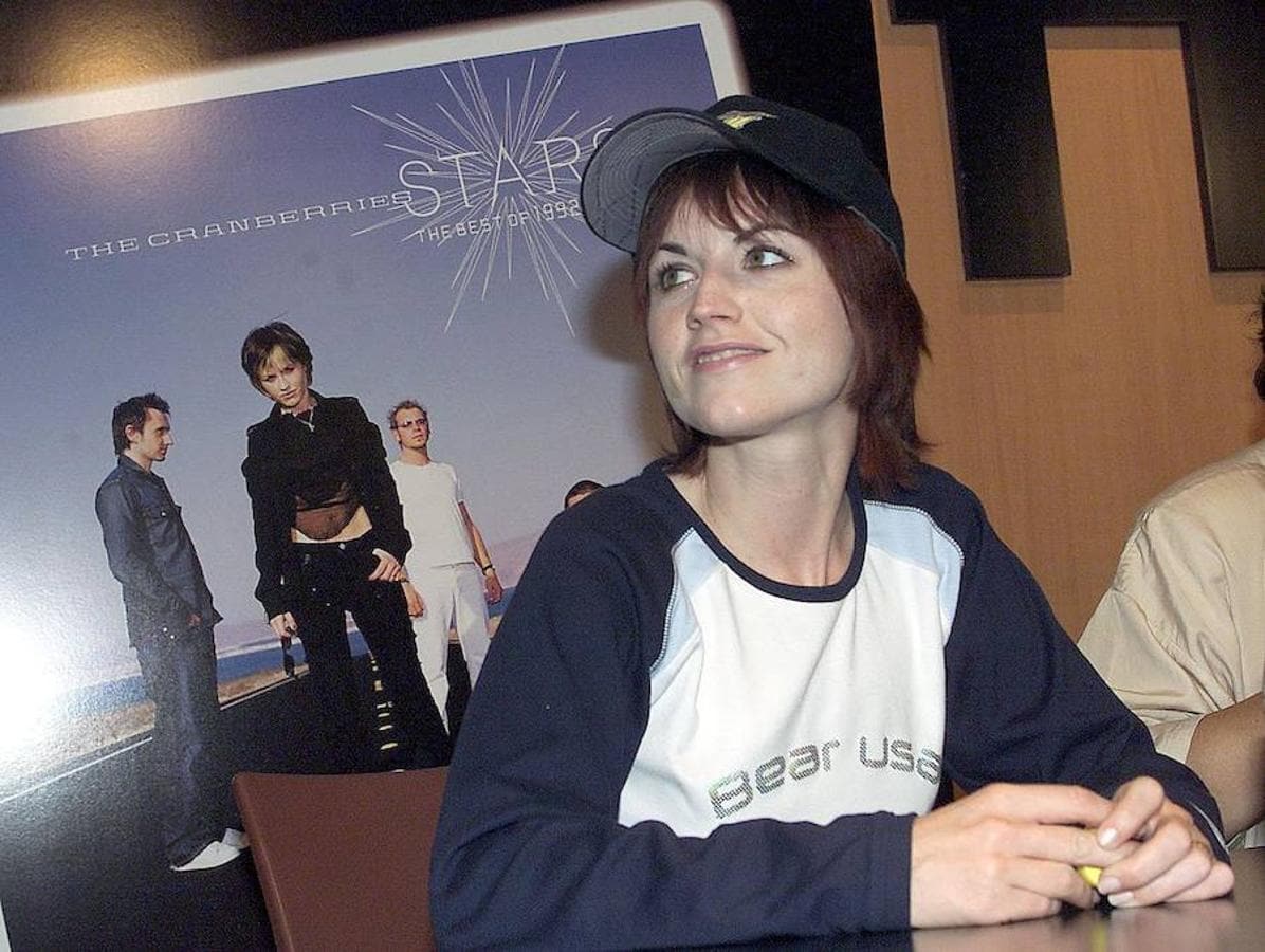 La vida de Dolores O'Riordan, vocalista de «The Cranberries», en imágenes. Con su segundo disco «No Need to Argue», editado en 1994, confirmaron su ascenso vendiendo más de 16,7 millones de copias y confirmándose como una de las bandas irlandesas más internacionales junto a U2.