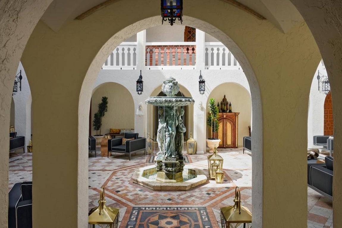 Fuente de Afrodita. La casa se alzó en 1930 y pasó por varias manos hasta el año 1992, en el que el héroe de la moda se prendó de la estatua de Afrodita del jardón delantero