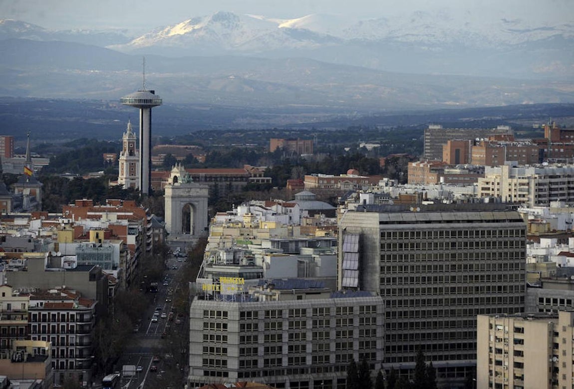 22.. El Faro y el arco de Moncloa, otros de los emblemas que se podrán observar desde la azotea del Hotel de Plaza de España
