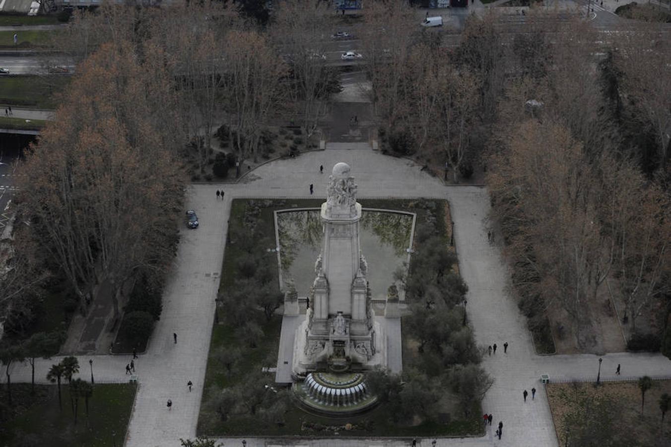 23.. El monumento de Cervantes será girado 180º con respecto a su ubicación original