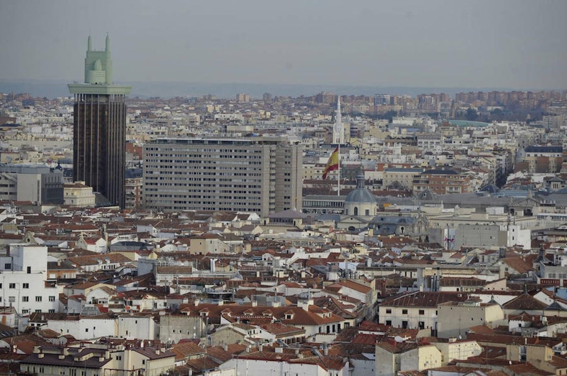 26.. Las Torres de Colón también destacan sobre el resto de los tejados
