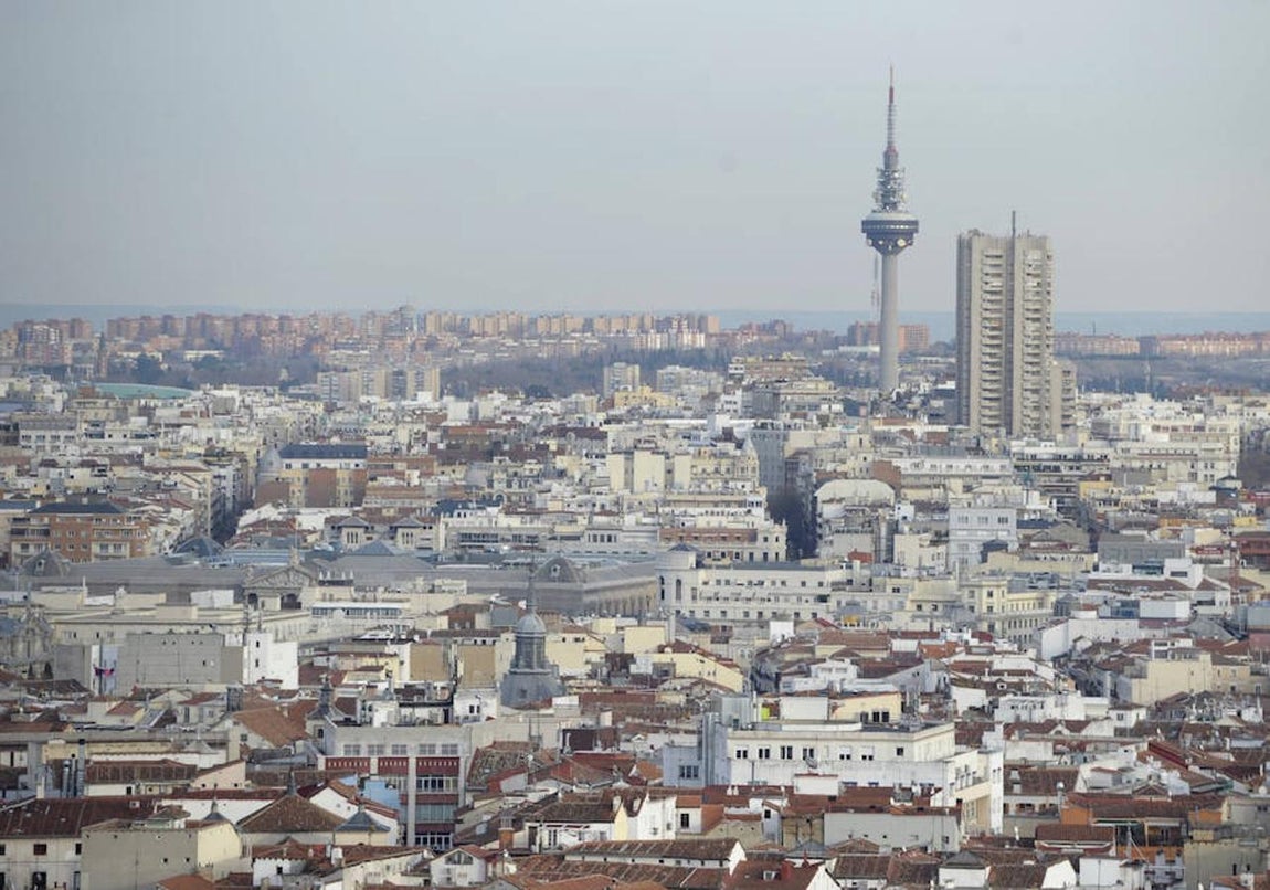 27.. Con sus 25 plantas y 117 metros de altura, es el octavo edificio más alto de la capital española
