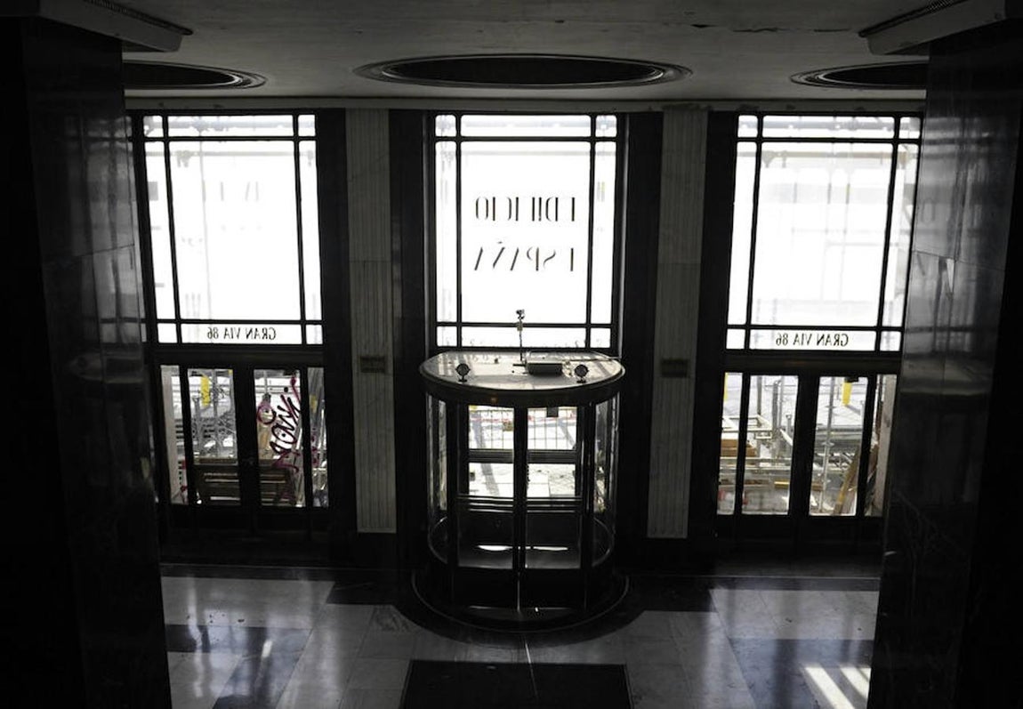 4.. Para ello, los trabajos que se están acometiendo consisten en la reestructuración parcial; el acondicionamiento puntual para la ejecución de las compartimentaciones interiores y las instalaciones y obras exteriores para el montaje de elementos de identificación de la actividad