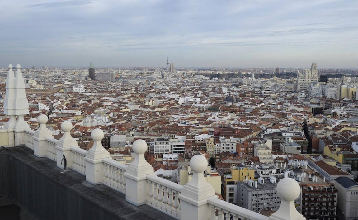 6.. El edificio contará con una azotea de 1.500 metros cuadrados de espacio con un 'skybar' abierto a todo el público, además de una piscina y zona cubierta
