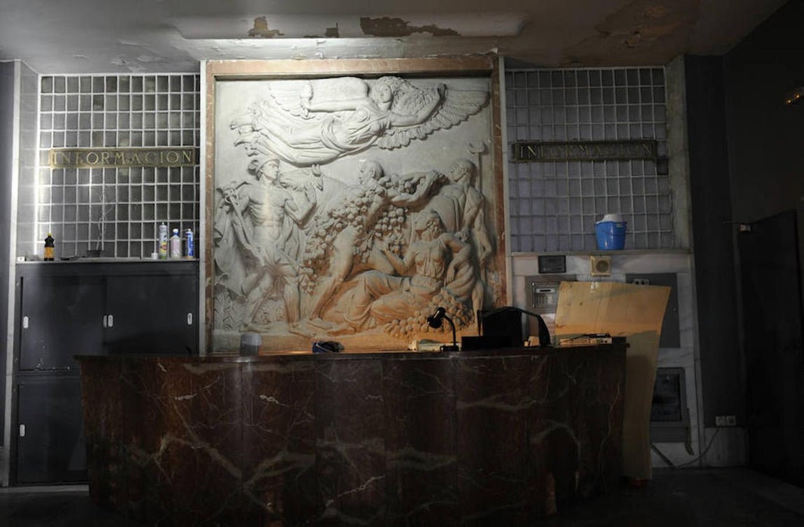 9.. El rascacielos, deshabitado desde hace once años, fue vendido por el banco Santander al empresario chino Wang Jianlin en junio 2014 por 265 millones de euros