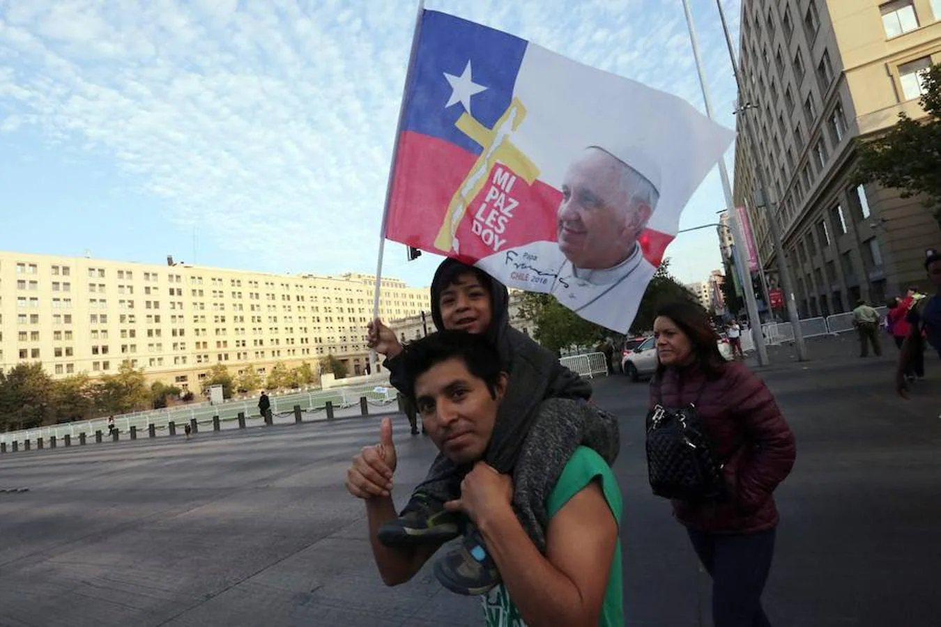 Seguidores del Papa Francisco se acercan a la Casa de la Moneda hoy, martes 16 de enero de 2018, en Santiago (Chile).. 