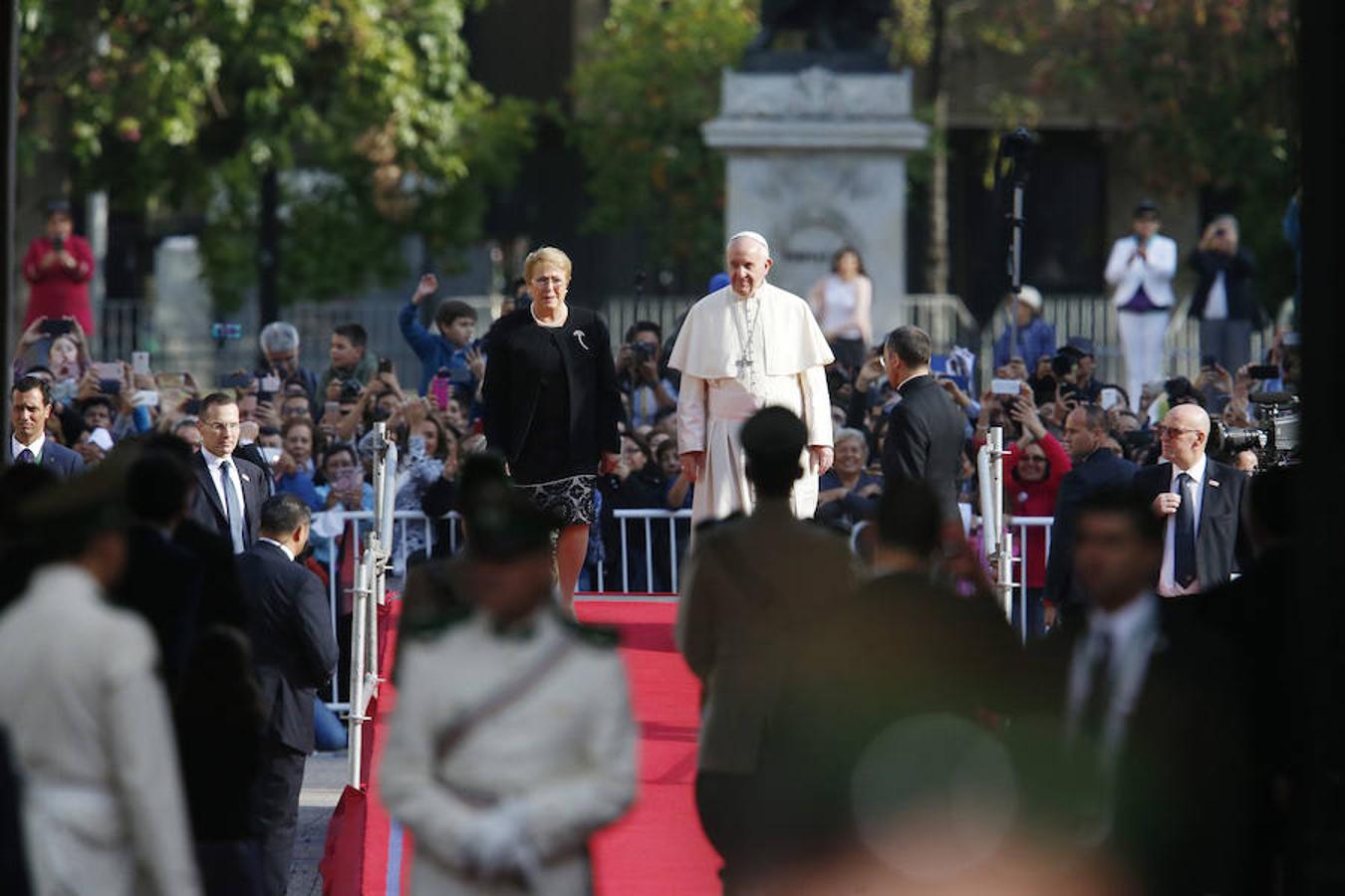 El Papa Francisco camina junto a la presidenta de Chile, Michelle Bachelet, hoy, martes 16 de enero de 2018, tras el encuentro con autoridades, la sociedad civil y el cuerpo diplomático, en el Palacio de La Moneda, en Santiago (Chile). 