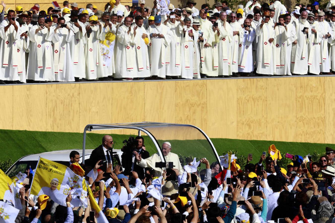 El Papa Francisco saluda a los fieles hoy, martes 16 de enero de 2018, en el Parque O`Higgins, en Santiago (Chile).. 