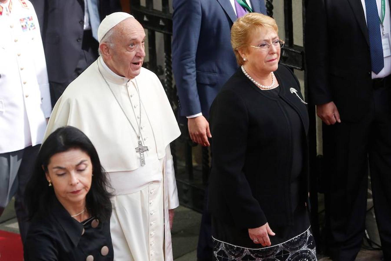 El Papa Francisco (i), acompañado de la mandataria chilena, Michelle Bachelet (d), participan hoy martes 16 de enero de 2018 de un encuentro con autoridades, la sociedad civil y el cuerpo diplomático, en el Palacio de La Moneda, en Santiago de Chile.. 
