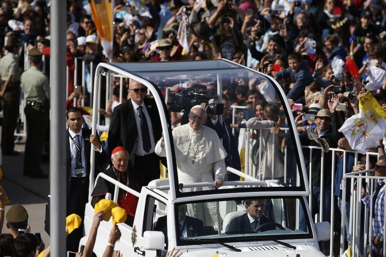 El Papa Francisco saluda hoy, martes 16 de enero de 2018, en el Parque O'Higgins, en Santiago (Chile).. 