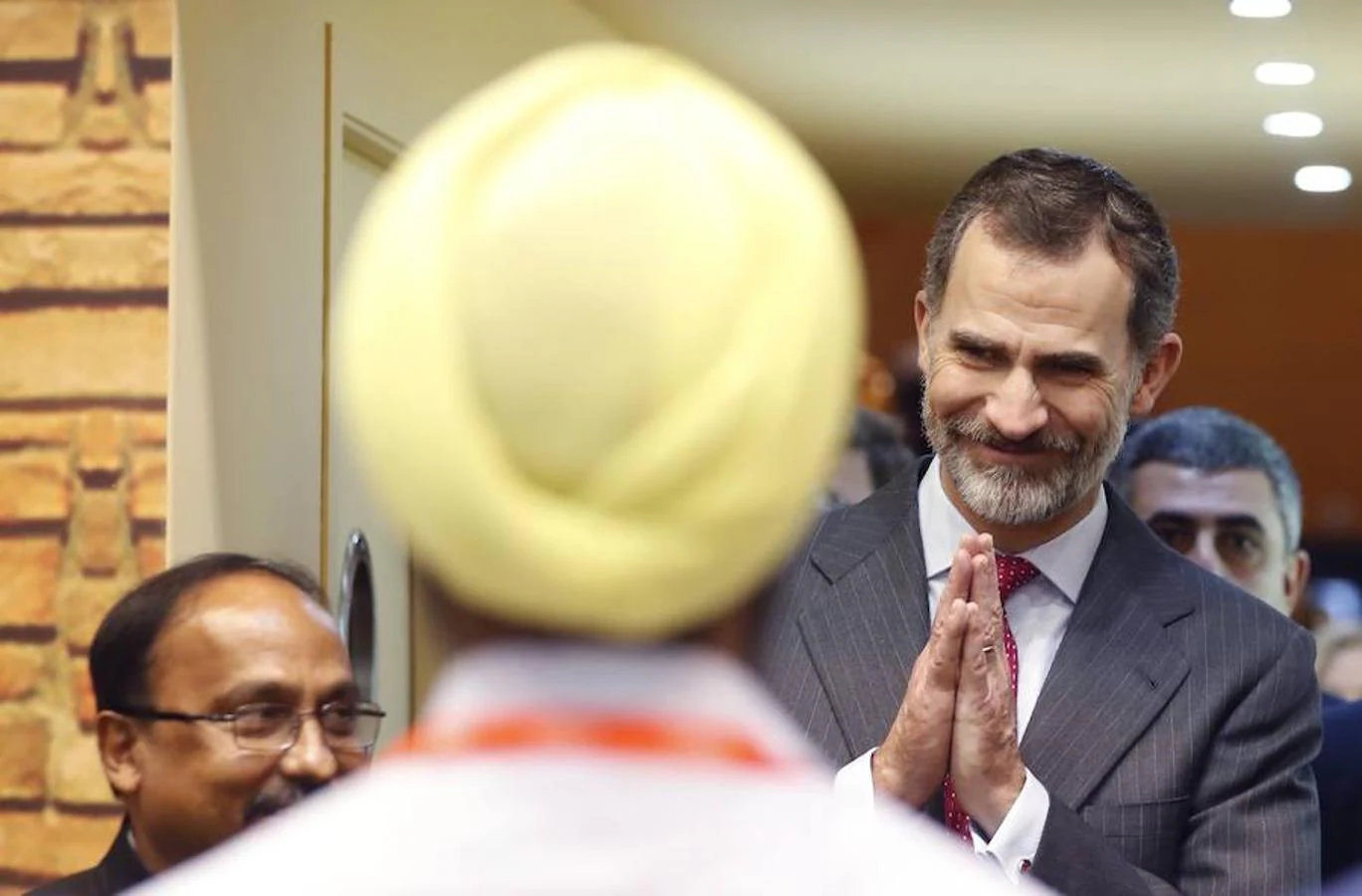 El Rey Felipe VI saluda a un hindú durante el recorrido que los reyes han realizado hoy por la trigésimo octava Feria Internacional de Turismo (Fitur), que acoge este año a unas 10.000 entidades públicas y privadas de 165 países. 