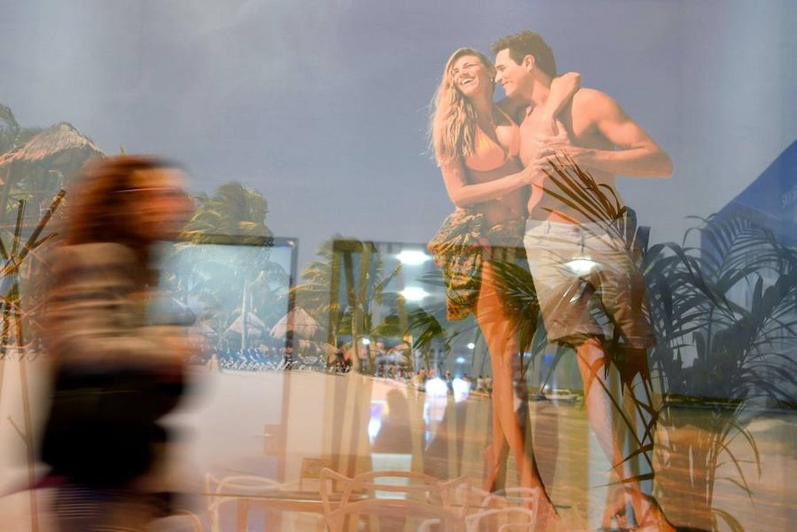 Una mujer pasea por los pasillos de la Feria Internacional de Turismo (Fitur 2018). 