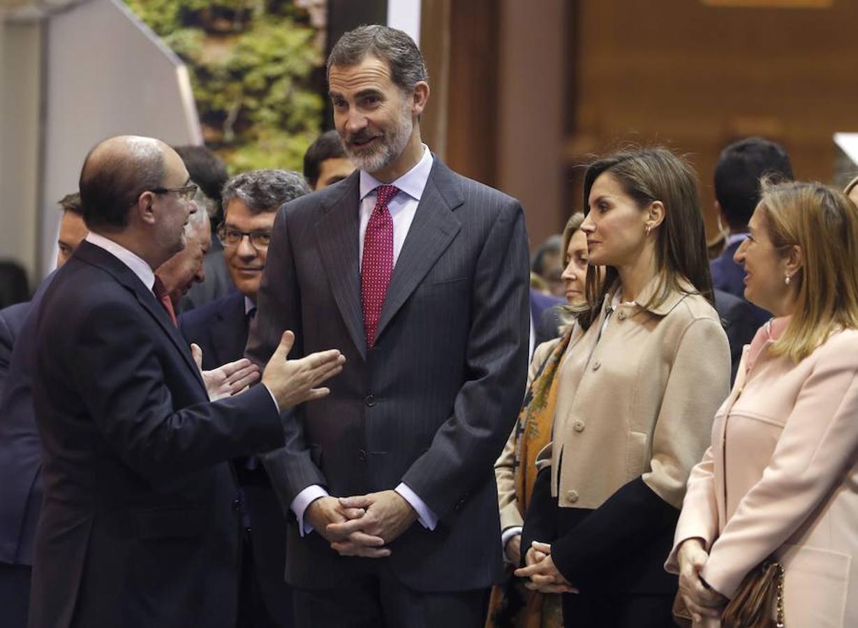 Los Reyes Felipe VI y Letizia, junto al presidente de Aragón, Javier Lambán (i),y la presidenta del Congreso de los Diputados, Ana Pastor (d), conversan en el estand de Aragón. 
