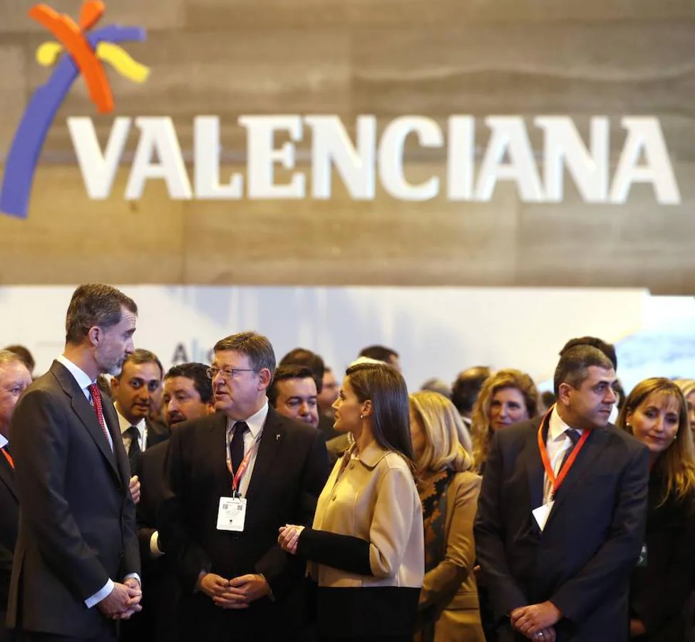 Los Reyes Felipe VI y Letizia conversan con el presidente de la Comunidad Valenciana, Ximo Puig, en el stand de la Comunidad valenciana. 