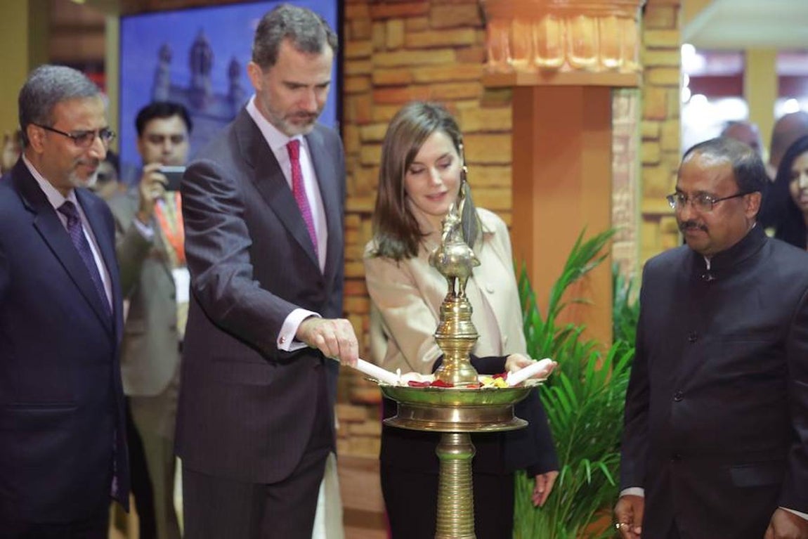 Los Reyes Felipe VI y Letizia, durante el recorrido que han realizado hoy por la trigésimo octava Feria Internacional de Turismo (Fitur), que acoge este año a unas 10.000 entidades públicas y privadas de 165 países. 