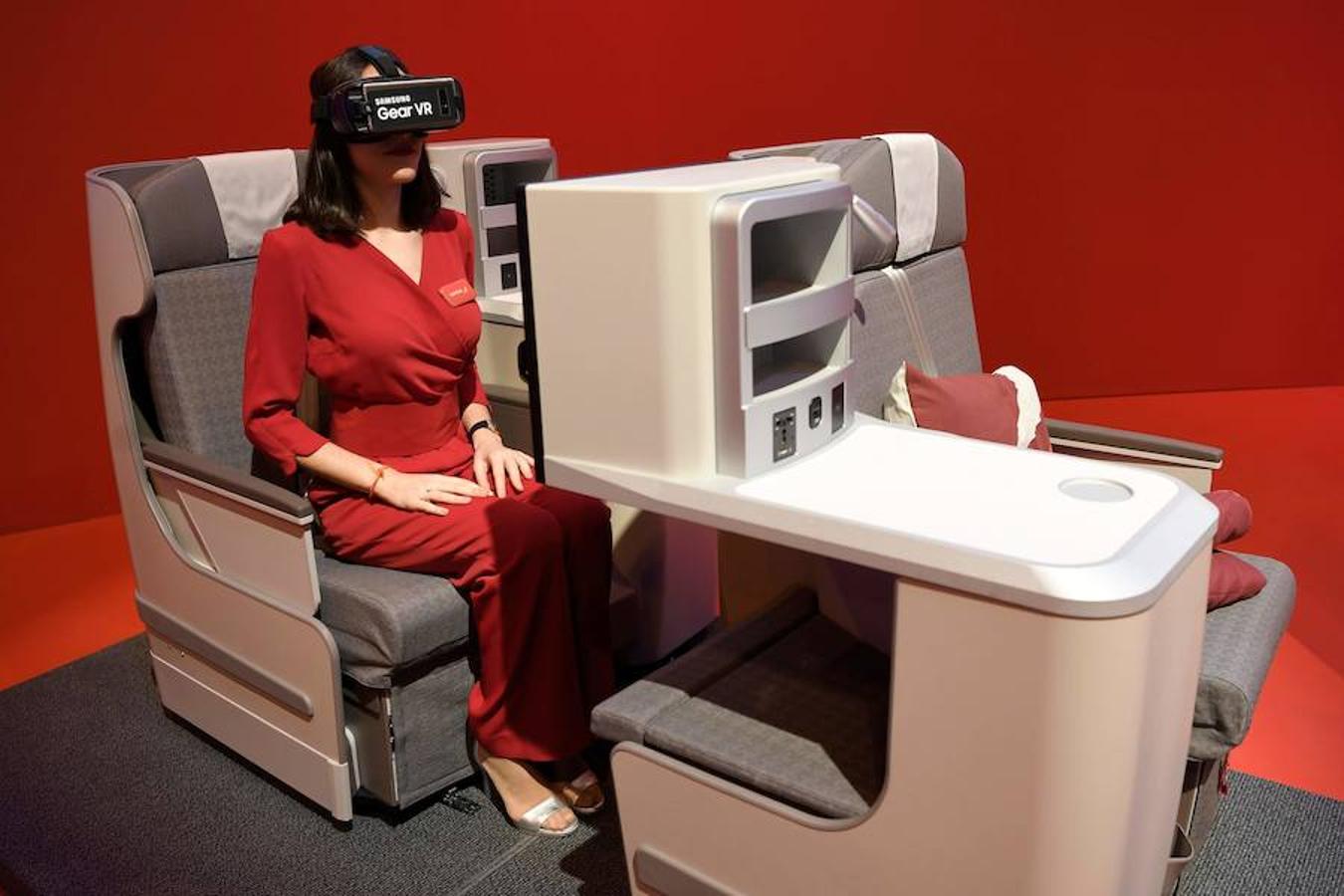 Un visitante prueba un equipo de realidad virtual en el stand de Iberia en la Feria FITUR. 