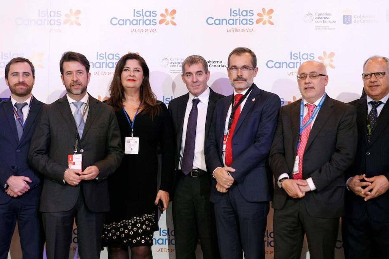 El Presidente de Canarias Fernando Clavijo (c), durante la presentación del stand de las Islas Canarias, en la feria internacional de turismo FITUR 2018, que se celebra en Madrid. 