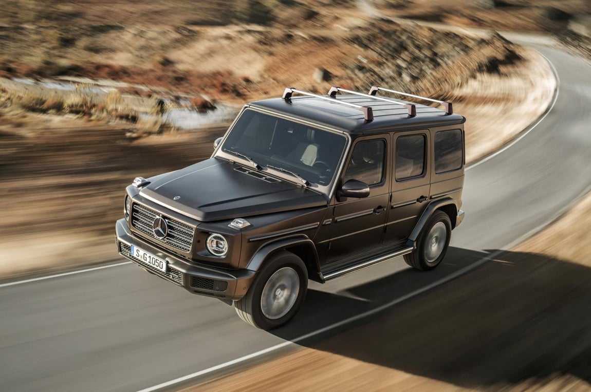 Mercedes Clase G. El Mercedes-Benz Clase G es un icono de los todoterrenos desde su lanzamiento en 1979. Ha cambiado muy poco su aspecto hasta hace apenas unos meses que se dejo de vender, para dar paso al nuevo Clase G que se ha presentado en el Salón de Detroit 2018