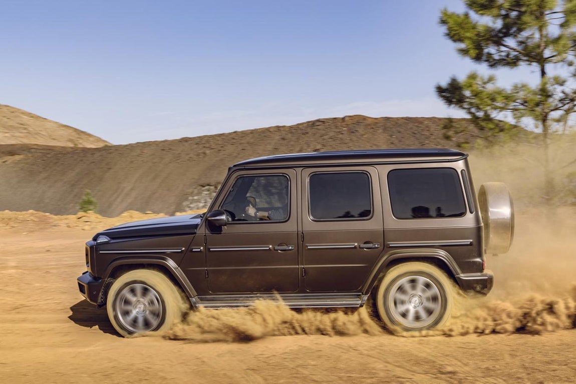 Mercedes Clase G. El modelo que nació hace 38 años y hasta hace escasos meses se siguió fabricando sin muchas variaciones estéticas. Fue diseñado para ser realmente eficaz<a href="https://www.abc.es/summum/motor/abci-familiares-para-escapada-lujo-201706051640_noticia.html" target="_blank"> fuera del asfalto</a>, con buenos ángulos de ataque y salida, y una <a href="https://www.abc.es/summum/motor/abci-coches-perfectos-para-viajar-nieve-201712071233_noticia.html" target="_blank">tracción total
</a> a prueba de cualquier terreno