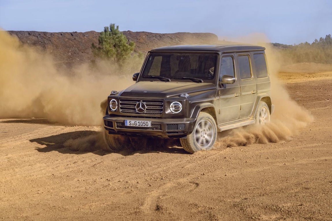 Mercedes Clase G. Los grandes cambios del nuevo Clase G 2018 se centran en su <a href="https://www.abc.es/summum/motor/abci-coches-gusto-tendencia-mas-cool-201708201326_noticia.html" target="_blank">diseño</a>, pero sin olvidar que quiere seguir siendo el rey de los 4x4. La clásica silueta del Clase G no se va a perder en esta nueva generación, ya que el fabricante alemán no ha querido romper con un diseño exitoso, pero eso sí, se ha renovado para acomodarlo a los nuevos gustos