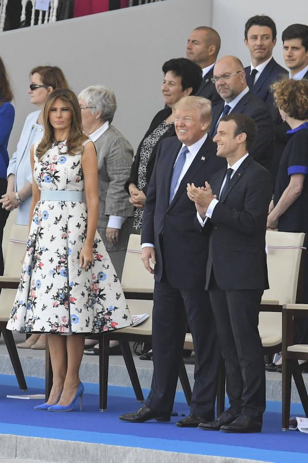 En Francia, con vestido floral de Valentino. 