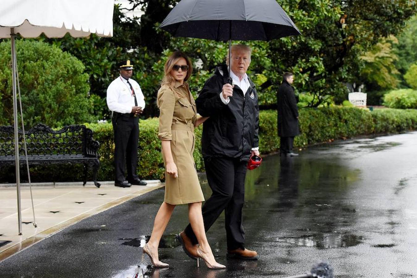 Melania también ha creado polémicas, como cuando se puso tacones para visitar a las víctimas de un huracán. 