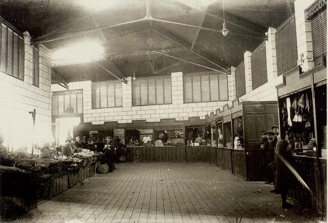 Interior del Mercado en sus primeros años. ARCHIVO HISTÓRICO PROVINCIAL. FOTO RODRIGUEZ. 