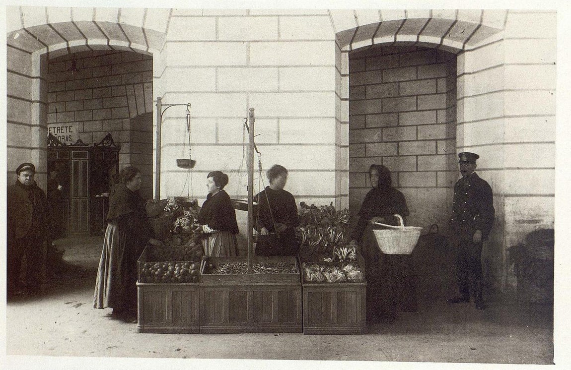 Puesto de verduras en el Mercado. ARCHIVO HISTÓRICO PROVINCIAL. FOTO RODRIGUEZ. 