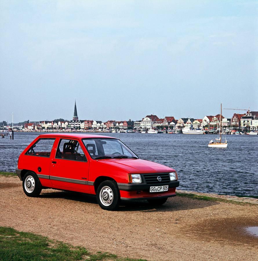 La primera generación del Opel Corsa (1982-1993) se caracterizaba por unas dimensiones compactas, con 3,62 metros de largo. 