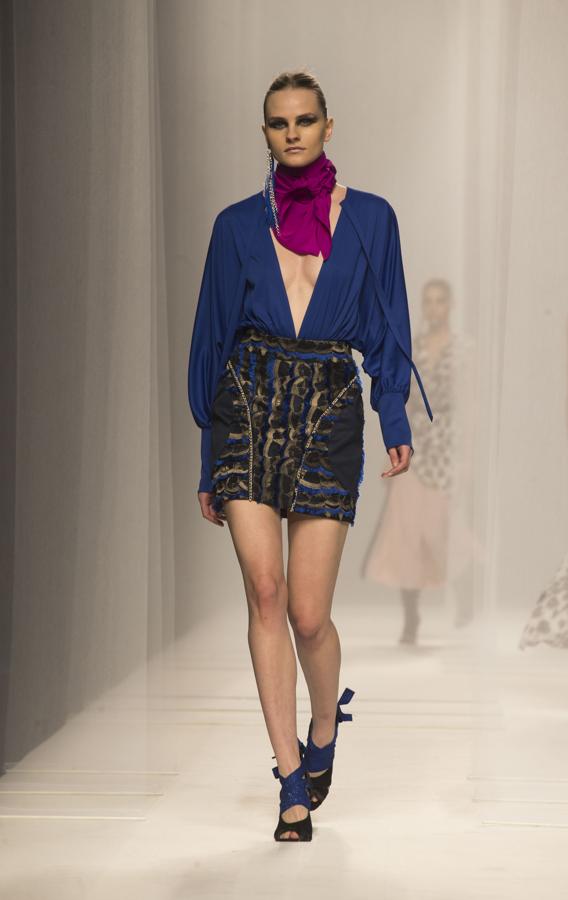 Algo curioso es que, sin abandonar los pantalones cargo, algo que viene de lejos, aunque en esta ocasión sean más ajustados, con la superposición de minifalditas de flecos y armazón cambian completamente la forma de percibirlos. 