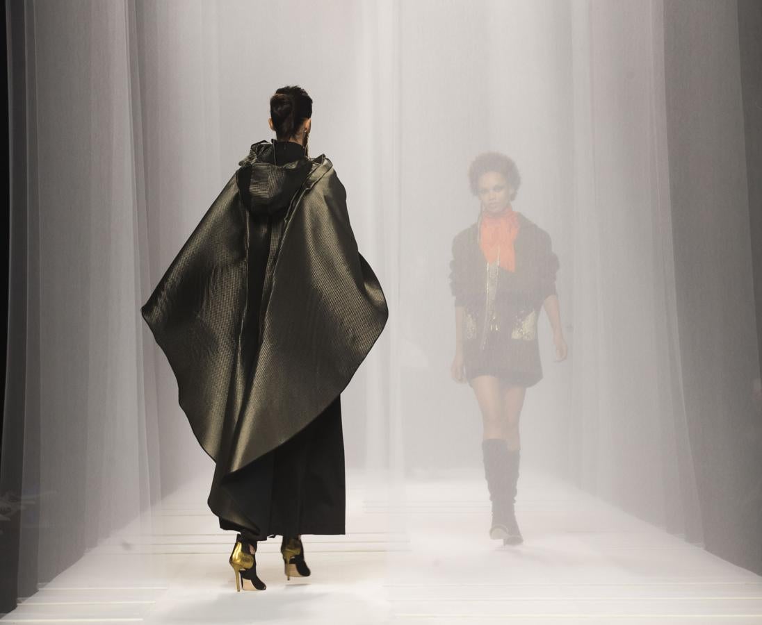 Algo curioso es que, sin abandonar los pantalones cargo, algo que viene de lejos, aunque en esta ocasión sean más ajustados, con la superposición de minifalditas de flecos y armazón cambian completamente la forma de percibirlos. 