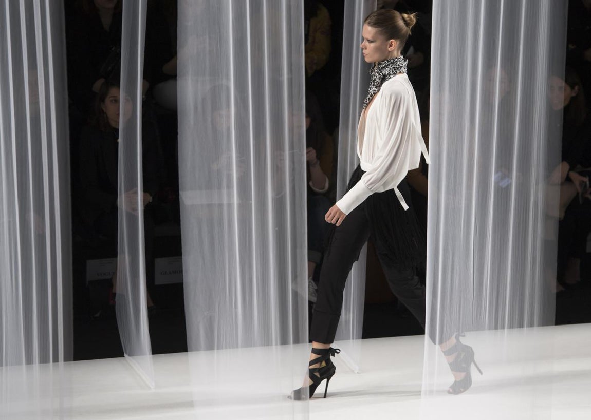 Algo curioso es que, sin abandonar los pantalones cargo, algo que viene de lejos, aunque en esta ocasión sean más ajustados, con la superposición de minifalditas de flecos y armazón cambian completamente la forma de percibirlos. 